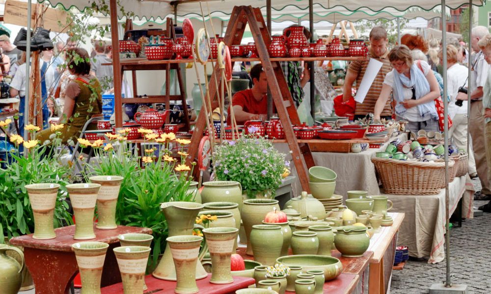 Schlesischer Tippelmarkt with pottery